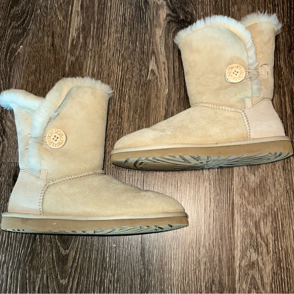 Like New Bailey Button Ugg Boots Women’s Size 8